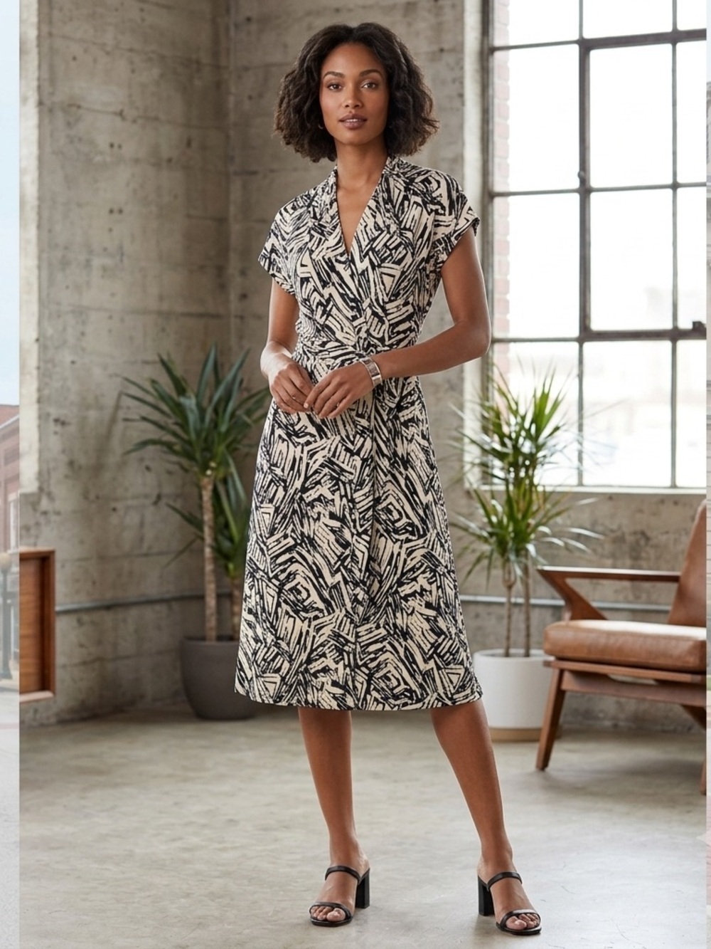 BCBG Paris MAX Azira V Neck Dress Size XL. Style # XRM6G83M . Tie Front.